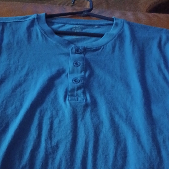 🌺Men's Blue Henley Shirt - Picture 2 of 4